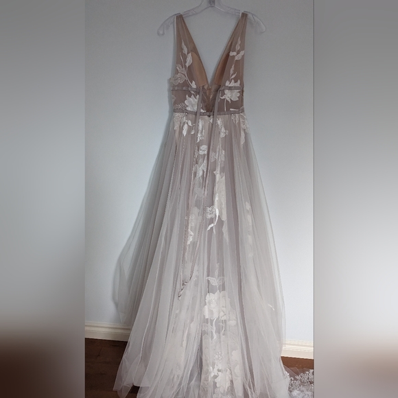 Galatea Wedding Dress and Veil - Picture 6 of 8